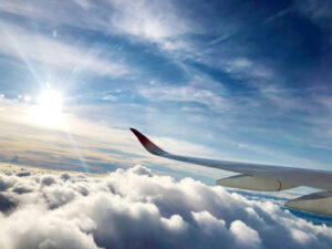 飛行機が空を飛んでいる写真