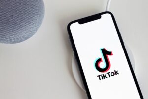 スマホにTikTokのロゴが写っている写真 