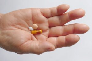 手に薬を持っている画像